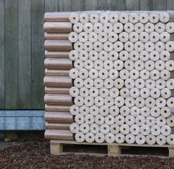 Houtbriketten op een pallet van 675 blokken